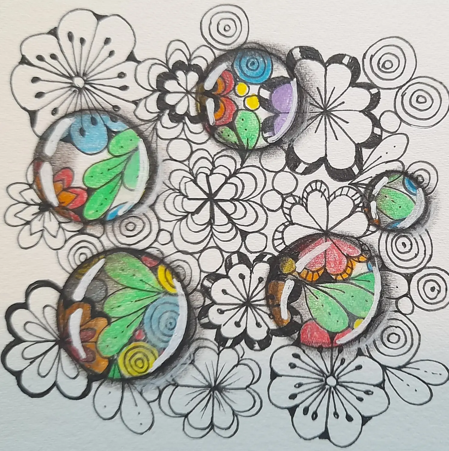 Happytangle, klassische quadratische Fliesen, Blumenmuster und farbige Wassertropfen, Referenzbild