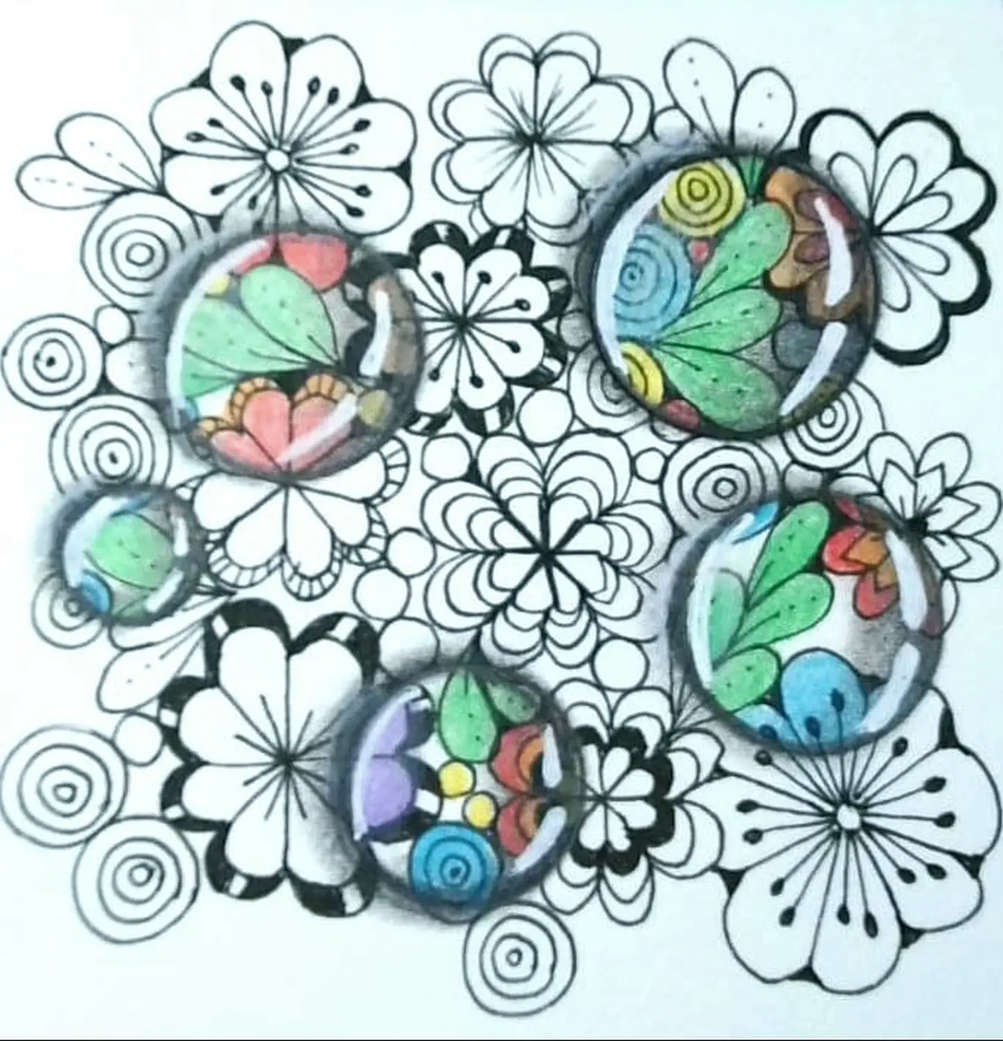 Happytangle, klassische quadratische Fliesen, Blumenmuster und farbige Wassertropfen, Referenzbild